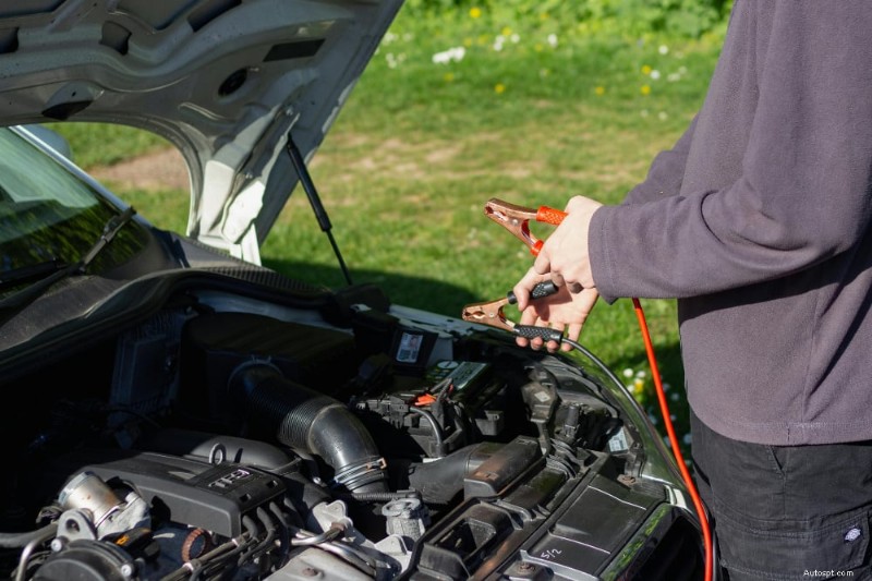Vybitá autobaterie? Naučte se, jak bezpečně nastartovat auto 