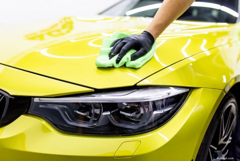 Udržujte své auto lesklé:Základní průvodce pravidelným mytím a voskováním 