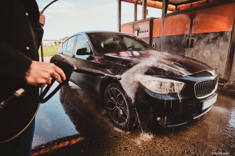 Udržujte své auto lesklé:Základní průvodce pravidelným mytím a voskováním 