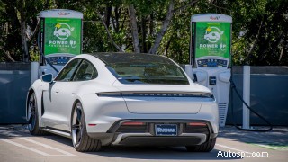 Kalifornie překonává čerpací stanice s téměř o 50 % více veřejnými nabíječkami elektromobilů 