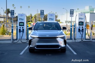 Consumer Reports zjistil, že nabíjecí sítě Tesla a Rivian mají výrazně méně problémů než konkurenti 