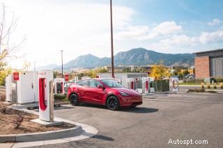 Consumer Reports zjistil, že nabíjecí sítě Tesla a Rivian mají výrazně méně problémů než konkurenti 