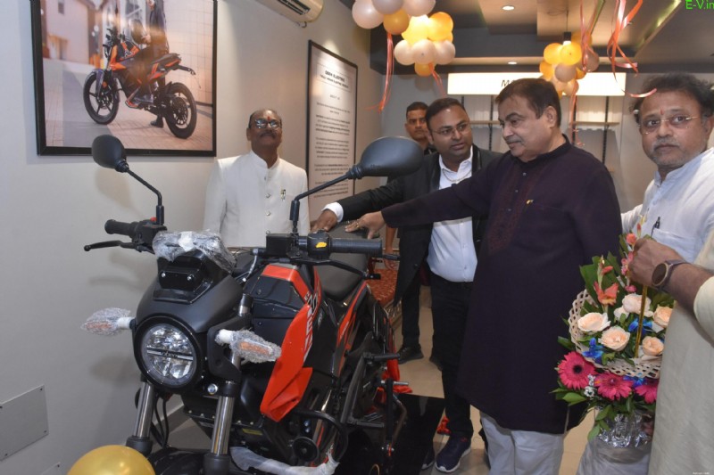 Ministr odborů Nitin Gadkari otevírá 75. showroom společnosti Oben Electric v Nagpuru 