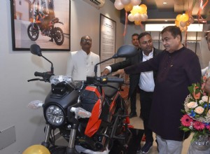 Ministr odborů Nitin Gadkari otevírá 75. showroom společnosti Oben Electric v Nagpuru 