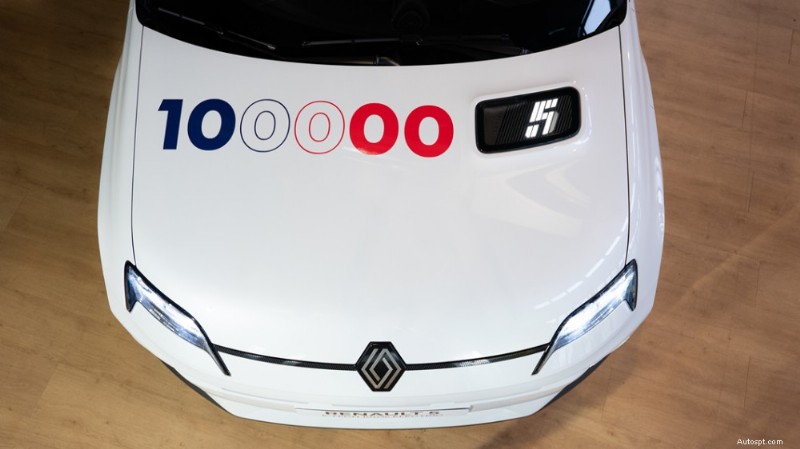 Renault dosáhl 100 000 elektromobilů 5E‑Tech v Douai, čímž zdůrazňuje dokonalost francouzské výroby 