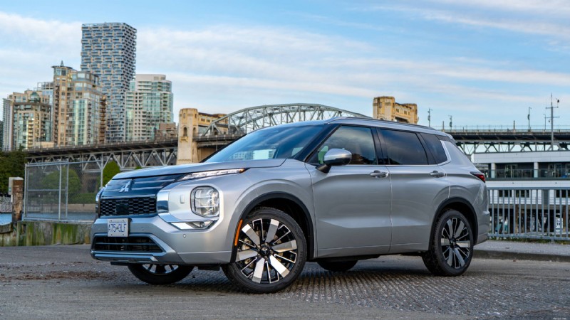 Recenze Mitsubishi Outlander 2026:Plyšové, praktické třířadé SUV pro městské rodiny 