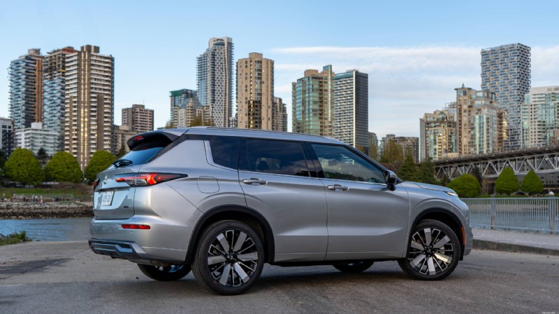 Recenze Mitsubishi Outlander 2026:Plyšové, praktické třířadé SUV pro městské rodiny 