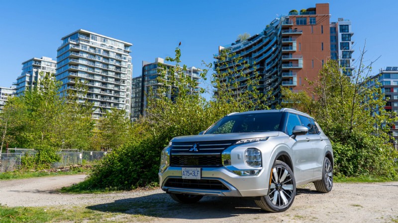 Recenze Mitsubishi Outlander 2026:Plyšové, praktické třířadé SUV pro městské rodiny 