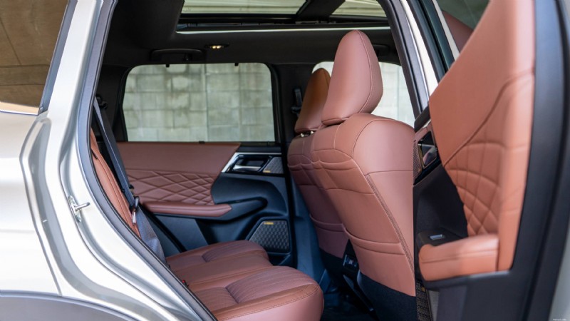 Recenze Mitsubishi Outlander 2026:Plyšové, praktické třířadé SUV pro městské rodiny 