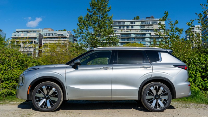 Recenze Mitsubishi Outlander 2026:Plyšové, praktické třířadé SUV pro městské rodiny 