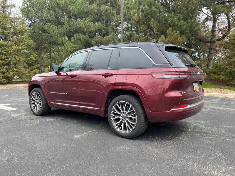 Recenze Jeep Grand Cherokee Summit 2026:Výkon, pohodlí a výkon v terénu