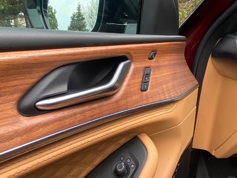 Recenze Jeep Grand Cherokee Summit 2026:Výkon, pohodlí a výkon v terénu