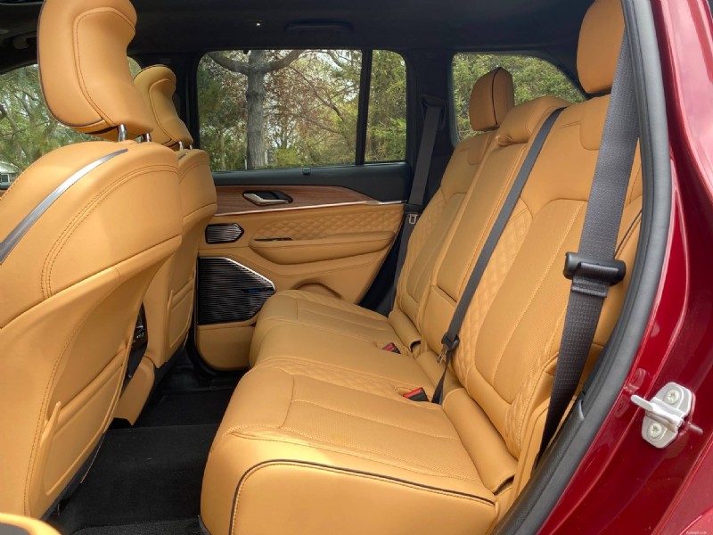 Recenze Jeep Grand Cherokee Summit 2026:Výkon, pohodlí a výkon v terénu