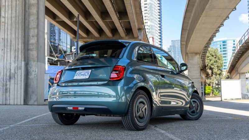 2026 Nissan LEAF vs Fiat 500e:Expertní srovnání a recenze elektromobilů 
