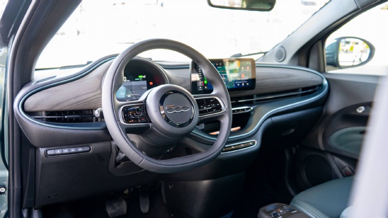 Recenze Fiat 500e Giorgio Armani z roku 2025:Proč tento elektromobil vyniká v módě Forward City 