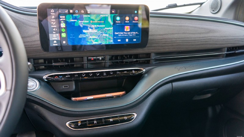Recenze Fiat 500e Giorgio Armani z roku 2025:Proč tento elektromobil vyniká v módě Forward City 
