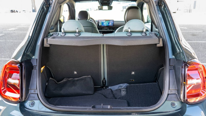 Recenze Fiat 500e Giorgio Armani z roku 2025:Proč tento elektromobil vyniká v módě Forward City 
