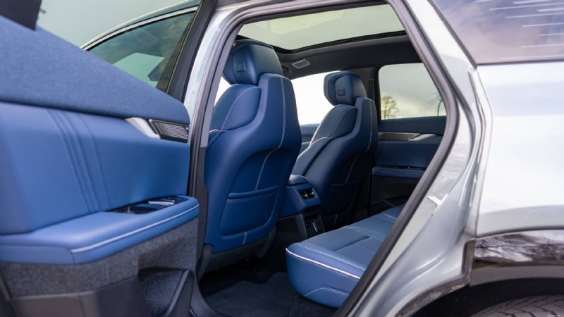 Recenze Cadillac Optiq z roku 2026:Luxusní kompaktní elektromobil, který nabízí styl, pohodlí a špičkovou technologii