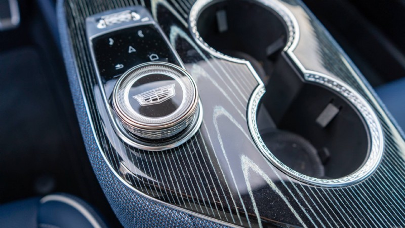Recenze Cadillac Optiq z roku 2026:Luxusní kompaktní elektromobil, který nabízí styl, pohodlí a špičkovou technologii