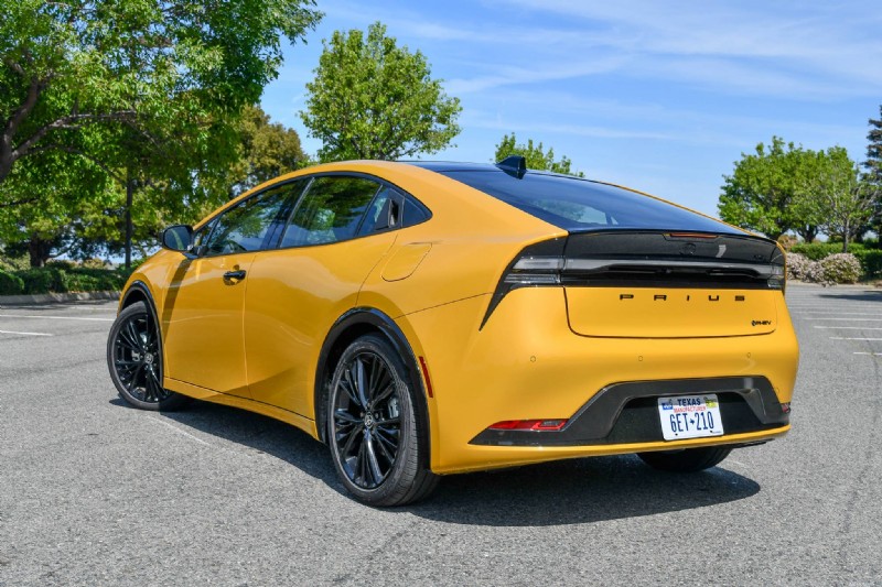 Toyota představuje Prius 2026:svěží design, barevné možnosti a bezkonkurenční spotřeba paliva