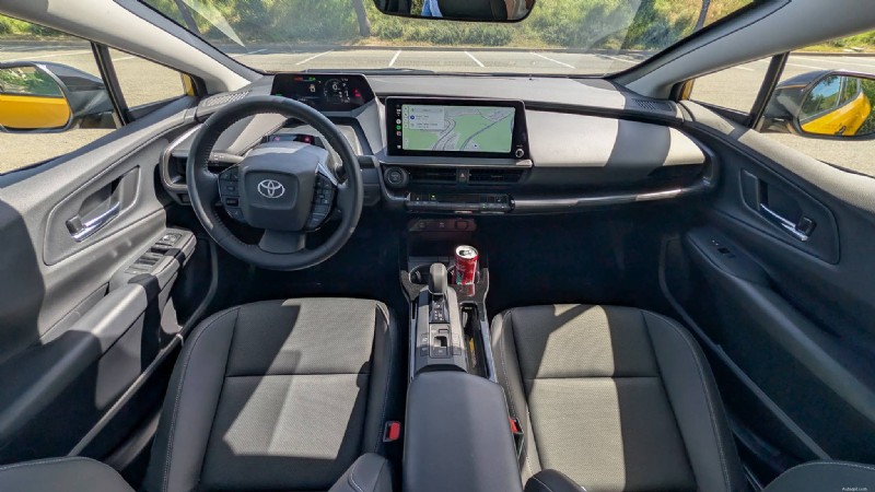 Toyota představuje Prius 2026:svěží design, barevné možnosti a bezkonkurenční spotřeba paliva
