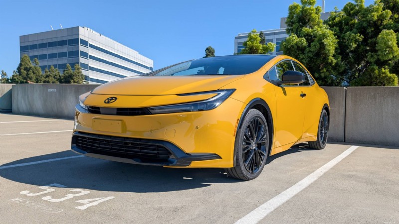 Toyota představuje Prius 2026:svěží design, barevné možnosti a bezkonkurenční spotřeba paliva