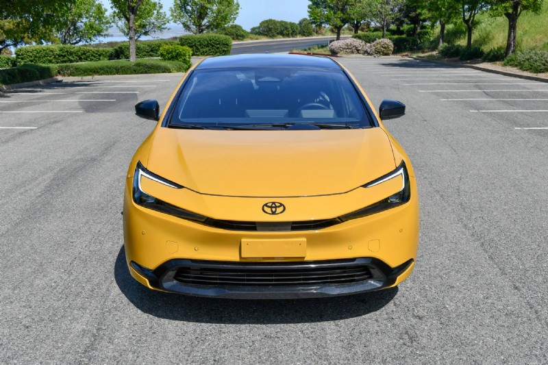 Toyota představuje Prius 2026:svěží design, barevné možnosti a bezkonkurenční spotřeba paliva