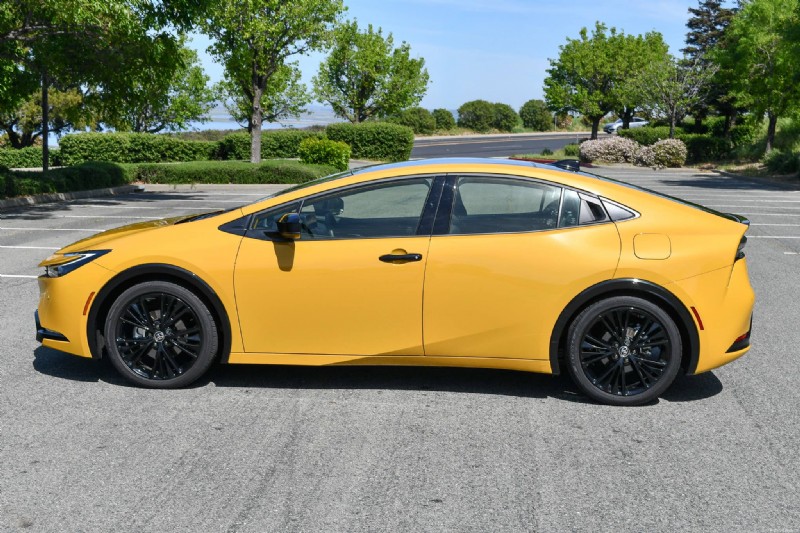 Toyota představuje Prius 2026:svěží design, barevné možnosti a bezkonkurenční spotřeba paliva