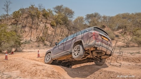 Prozkoumejte Jeep Meridian 2022 Limited Exterior – prémiový design a robustní výkon 