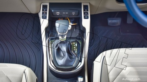 2022 Kia Carens Luxury Plus – 7místný, motor 1,5 l, 6rychlostní automatický interiér