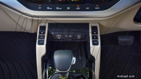 2022 Kia Carens Luxury Plus – 7místný, motor 1,5 l, 6rychlostní automatický interiér