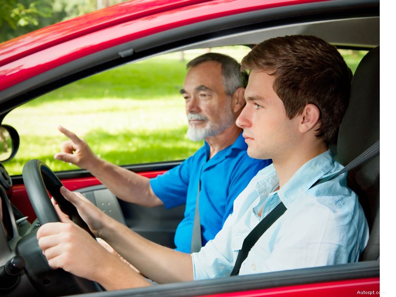 Chraňte svého mladistvého řidiče:Základní tipy pro bezpečnost a údržbu autoskel 