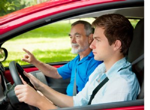Chraňte svého mladistvého řidiče:Základní tipy pro bezpečnost a údržbu autoskel 