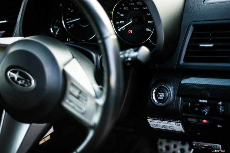 Proč kontrolka teploty oleje AT vašeho Subaru stále bliká:Příčiny, příznaky a spolehlivá řešení 