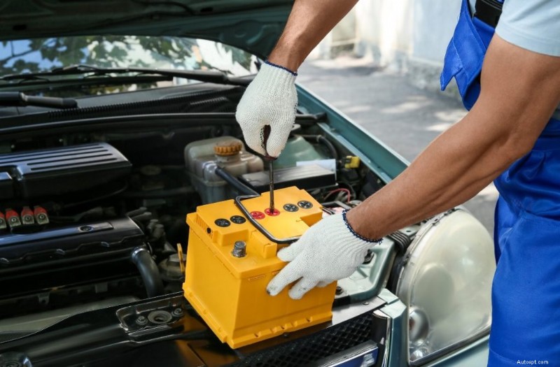 Autobaterie jiskří při připojení? Proč je to bezpečné a jak s tím zacházet 