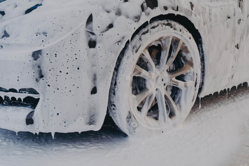 Vysvětlení sněhové pěny:Bezpečně vyčistěte své auto pomocí vědy 
