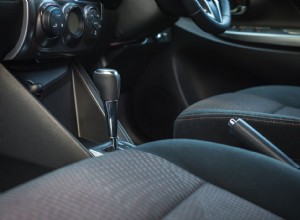 Rychlé a snadné techniky k odstranění písku z auta 