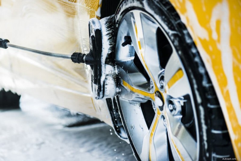 Ošetřování auta vs. Detailing:Která služba udržuje vaše vozidlo v původním stavu? 
