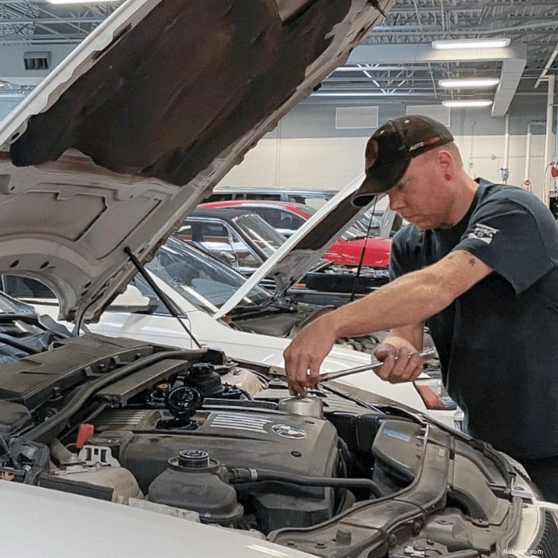 Základy podzimní údržby pro evropské luxusní vozy:Udržujte své Audi, Mercedes-Benz a BMW na vrcholu 