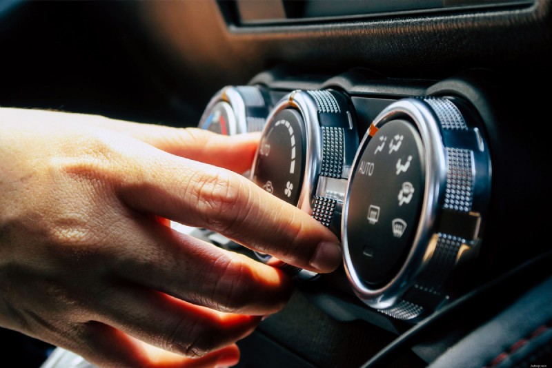 10 odborných tipů na letní péči o auto, aby vaše vozidlo fungovalo hladce 