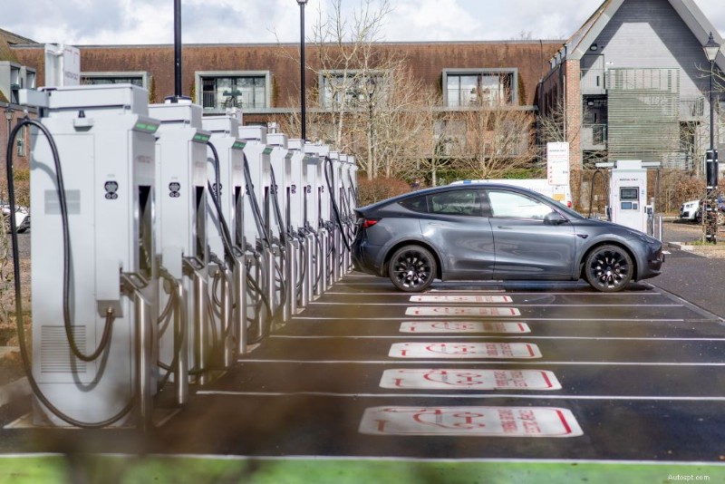 Jak platit za veřejné nabíjení elektromobilů ve Spojeném království – jednoduché, bezpečné a cenově dostupné 