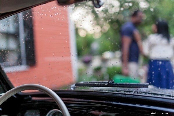 Zvládněte bezpečnou jízdu v deštivých podmínkách:Tipy a techniky odborníků 