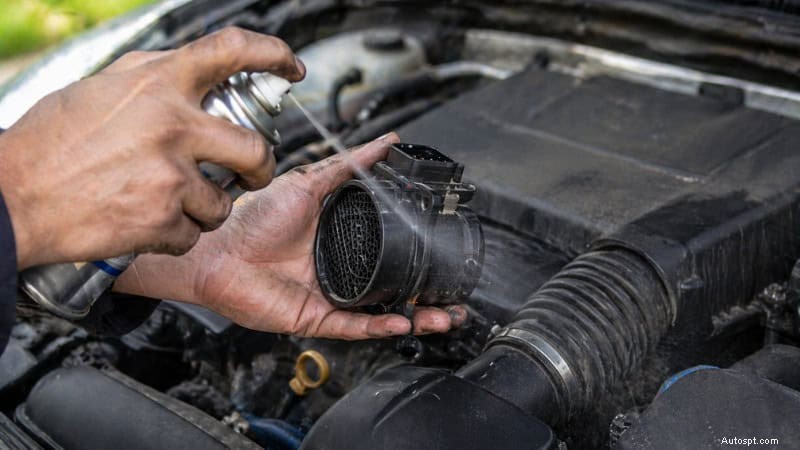 Proč vaše auto ztrácí výkon při akceleraci? Běžné příčiny a osvědčená řešení 