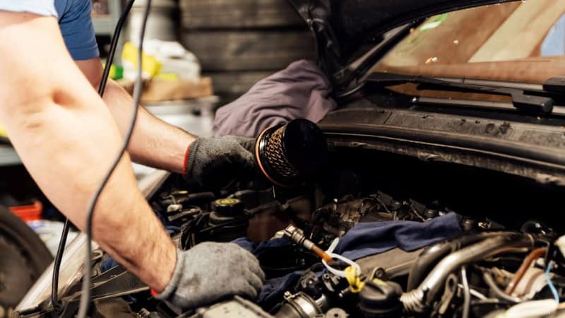 Proč vaše auto ztrácí výkon při akceleraci? Běžné příčiny a osvědčená řešení 