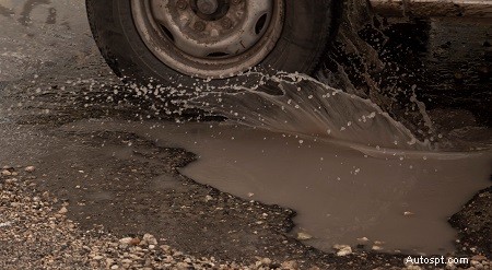 Vyhněte se těmto běžným řidičským návykům, které poškozují vaše auto 