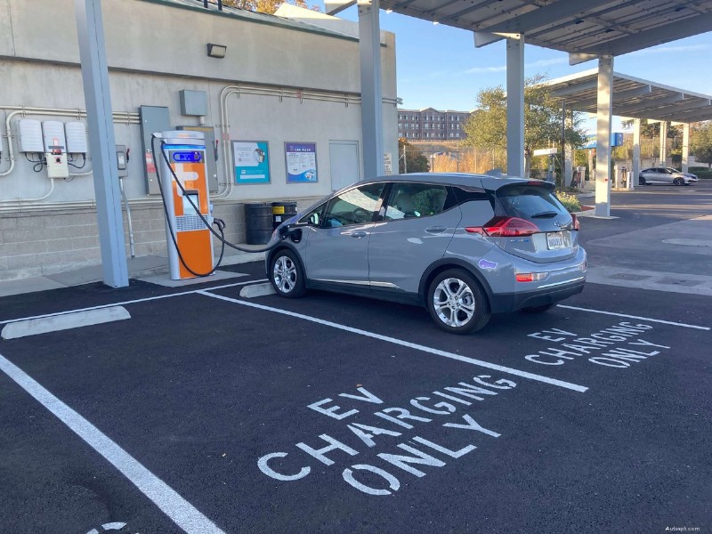 5 základního vybavení pro vynikající zážitek z nabíjení veřejného elektromobilu 