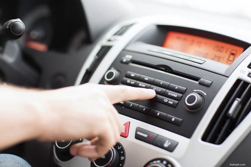 Proč se vaše auto stereo zapíná, ale nevydává žádný zvuk – běžné příčiny a rychlá řešení 