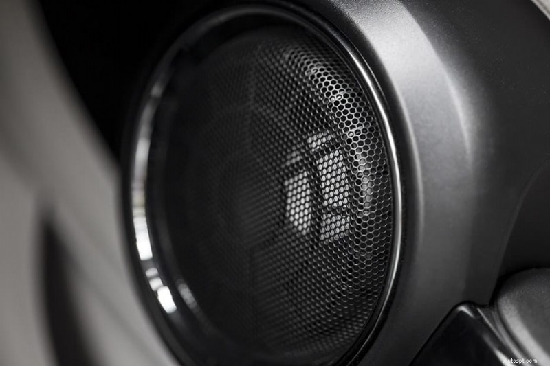 Proč se vaše auto stereo zapíná, ale nevydává žádný zvuk – běžné příčiny a rychlá řešení 