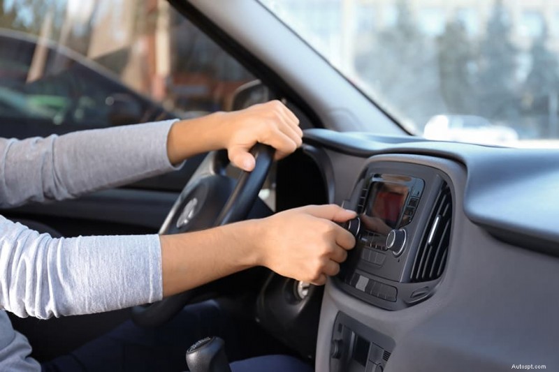 Proč se vaše auto stereo zapíná, ale nevydává žádný zvuk – běžné příčiny a rychlá řešení 
