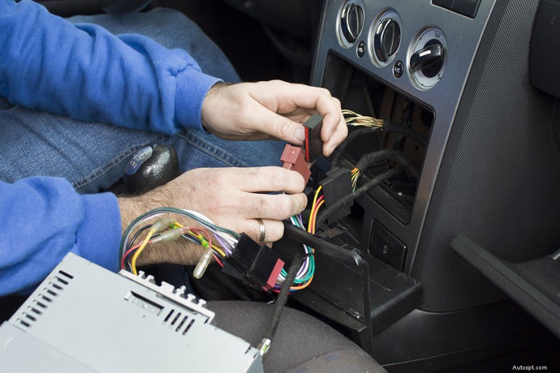 Proč se vaše auto stereo zapíná, ale nevydává žádný zvuk – běžné příčiny a rychlá řešení 